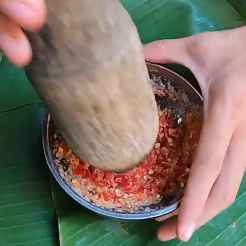 Step 2 Make salt and chili and marinate the chicken Grilled black chicken with salt and chili