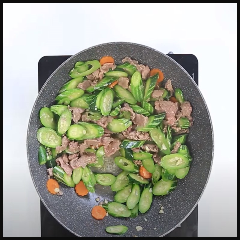 Step 4 Stir-fry the gourd with beef Japanese gourd stir-fried with beef