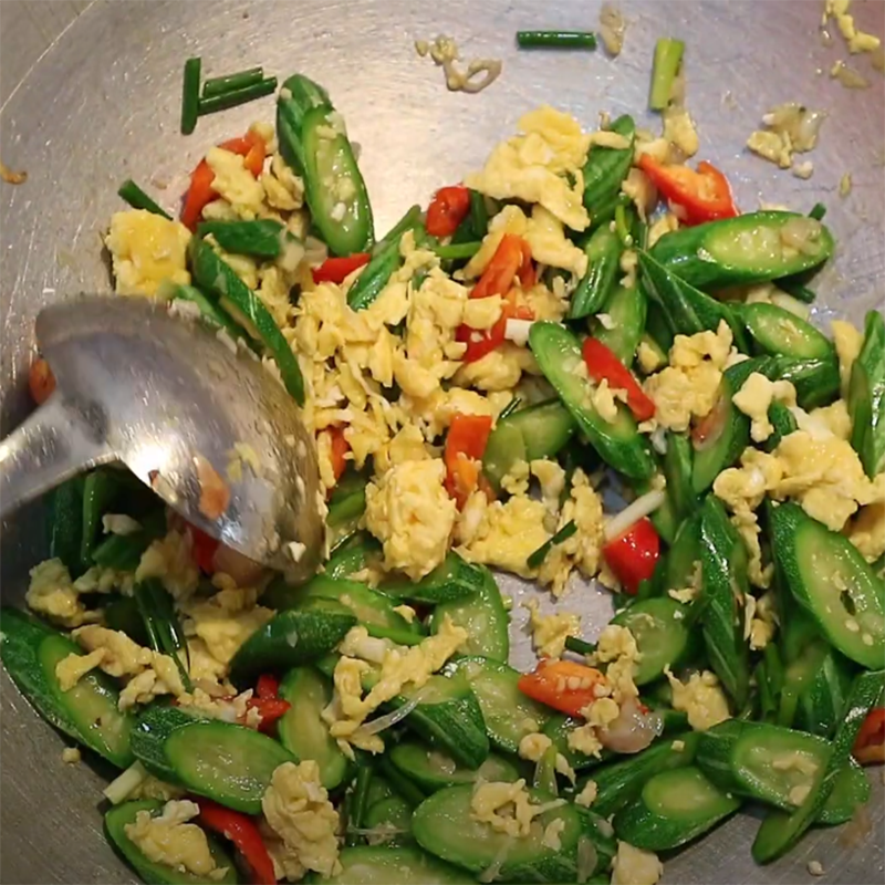 Step 4 Making stir-fried gourd with eggs Japanese gourd stir-fried eggs