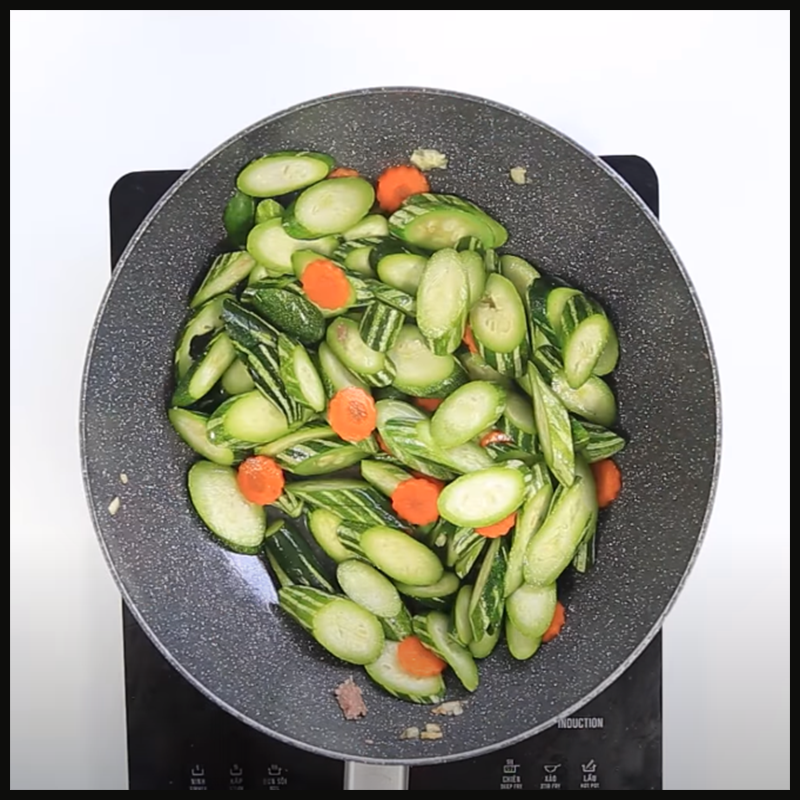 Step 4 Stir-fry the gourd with beef Japanese gourd stir-fried with beef