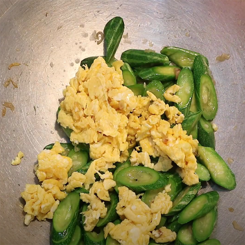 Step 4 Making stir-fried gourd with eggs Japanese gourd stir-fried eggs