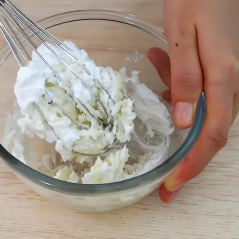 Step 5 Make the cream filling for Oreo pancake with milk cream filling