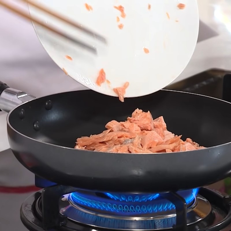Step 3 Make salmon floss Salmon peanut porridge