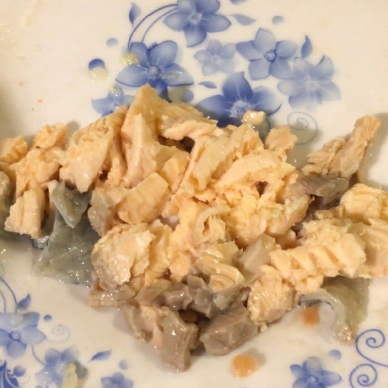 Step 3 Chop and sauté the fish Salmon porridge with spinach