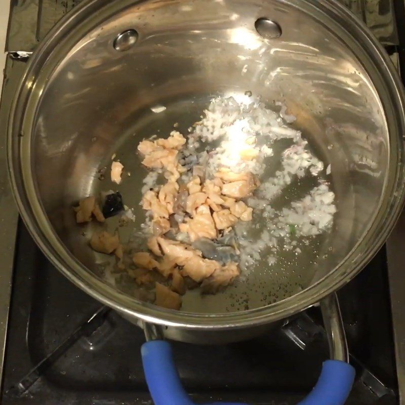 Step 3 Mince and stir-fry the salmon with spinach porridge