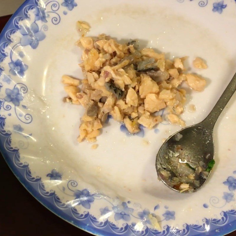 Step 3 Mince and stir-fry the salmon with spinach porridge