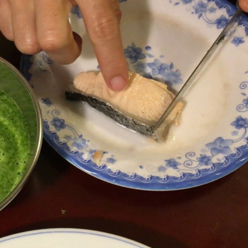 Step 3 Chop and sauté the fish Salmon porridge with spinach
