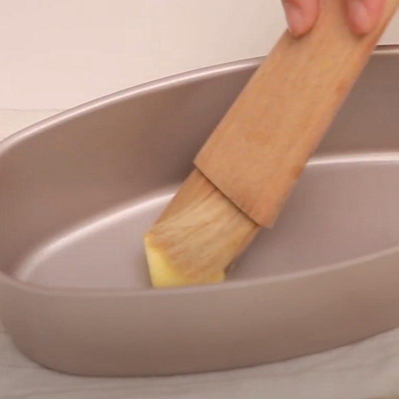 Step 3 Preheat the baking tray for Thot Not cake using an air fryer