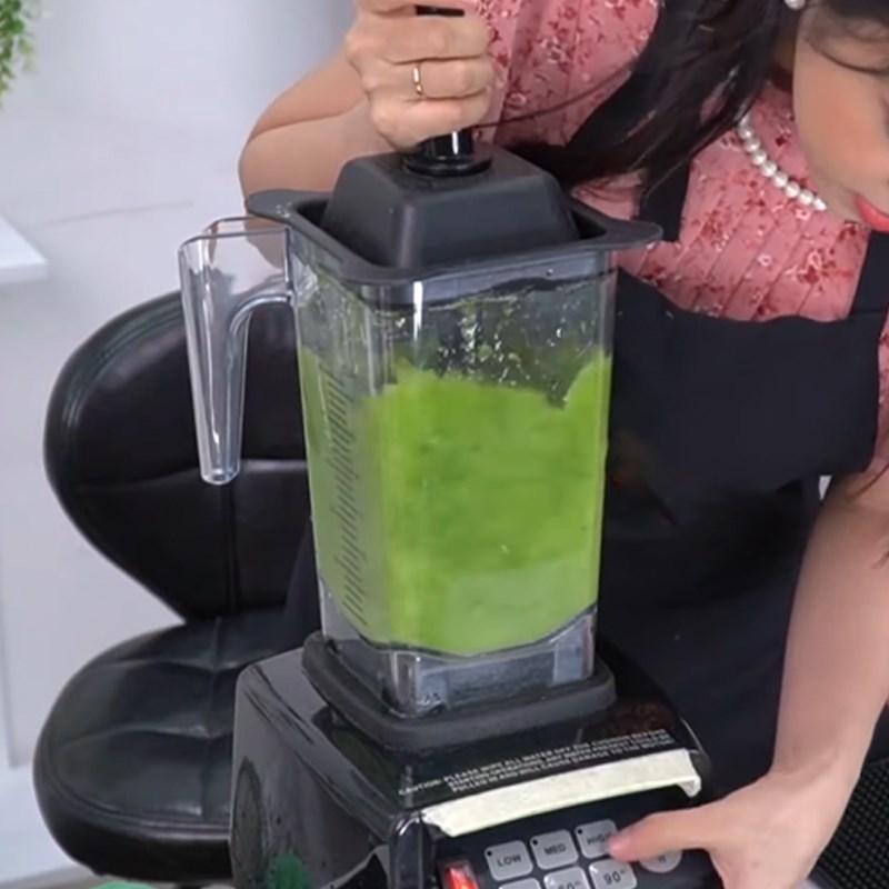 Step 2 Make the pennywort extract for Pennywort Milk Tea