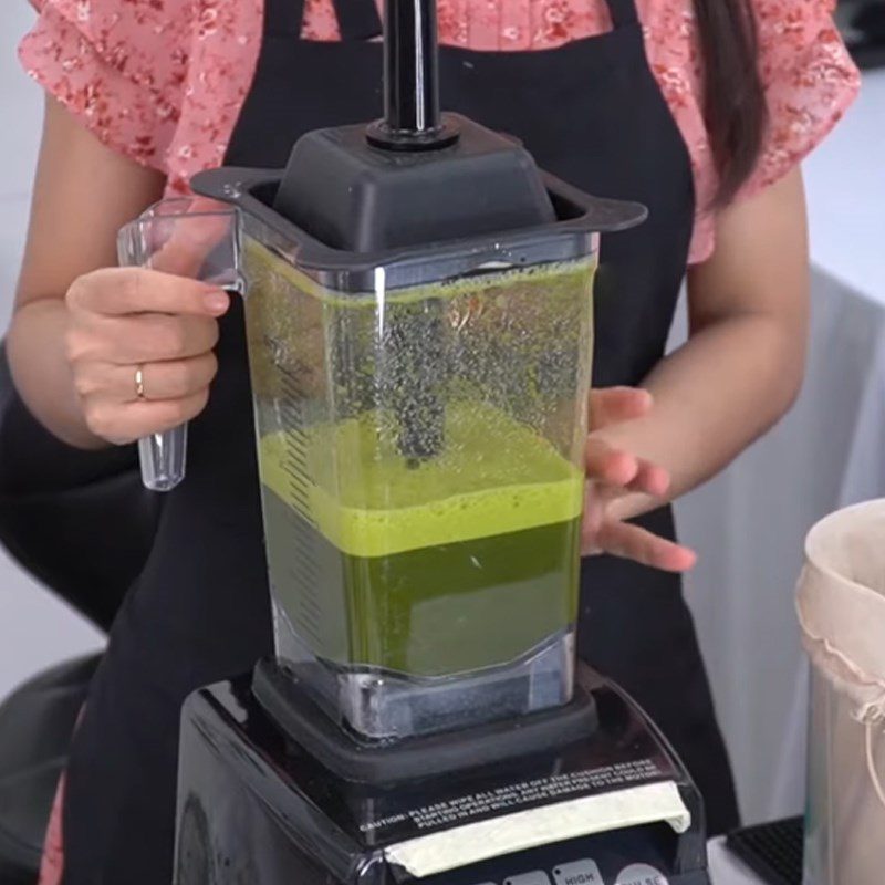 Step 2 Make the pennywort extract for Pennywort Milk Tea