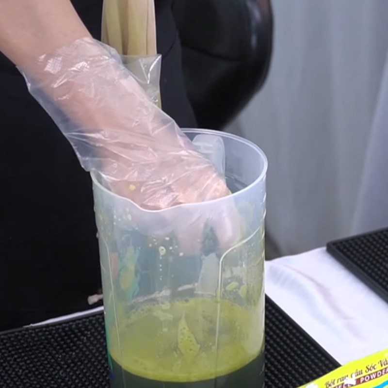 Step 2 Make the pandan juice for pandan milk tea
