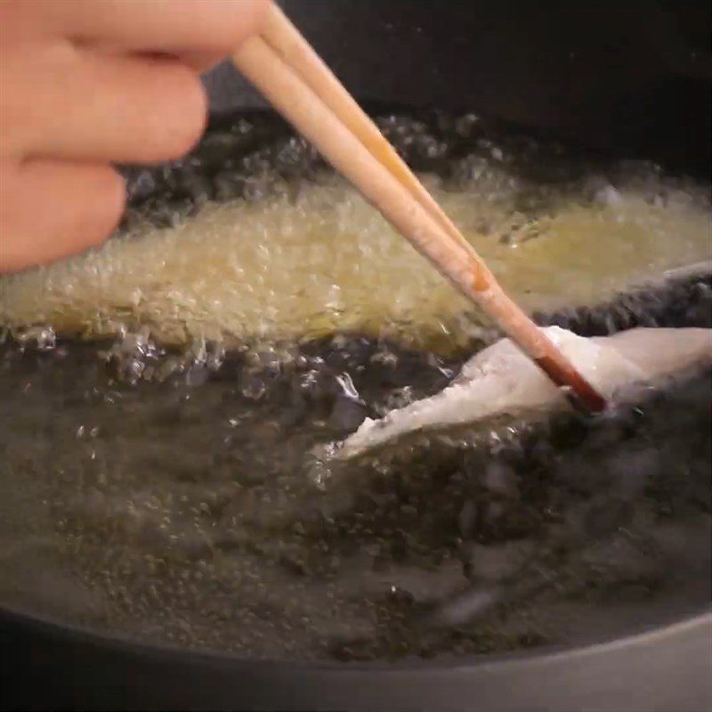 Step 3 Fry the salmon fins Fried Salmon Fin with Garlic and Chili