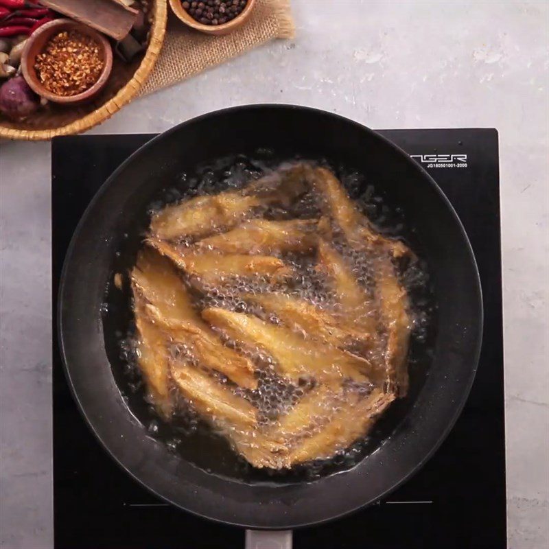 Step 3 Fry the salmon fins Fried Salmon Fin with Garlic and Chili