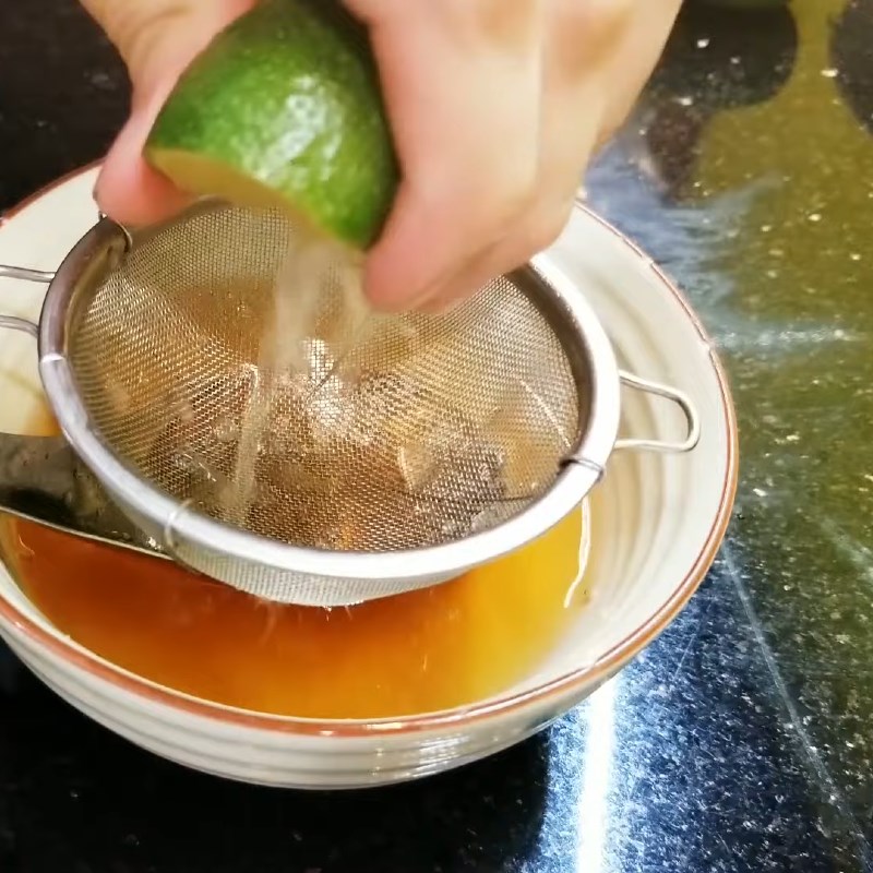 Step 5 Make the salad dressing Green banana and Vietnamese coriander salad (shredded duck salad)