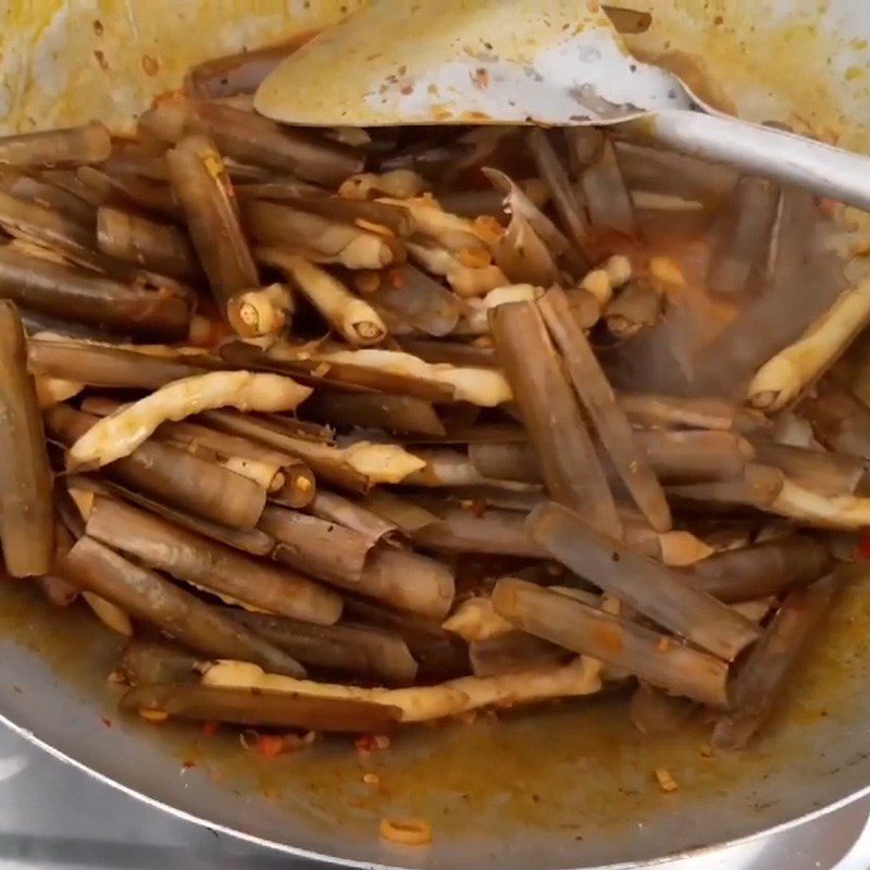 Step 4 Making garlic fried clams Garlic fried razor clams
