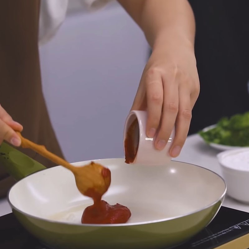 Step 4 Making tomato sauce for crispy chicken pasta with cream sauce