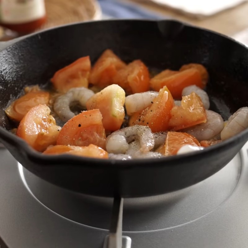Step 4 Making tomato sauce Udon noodles with tomato
