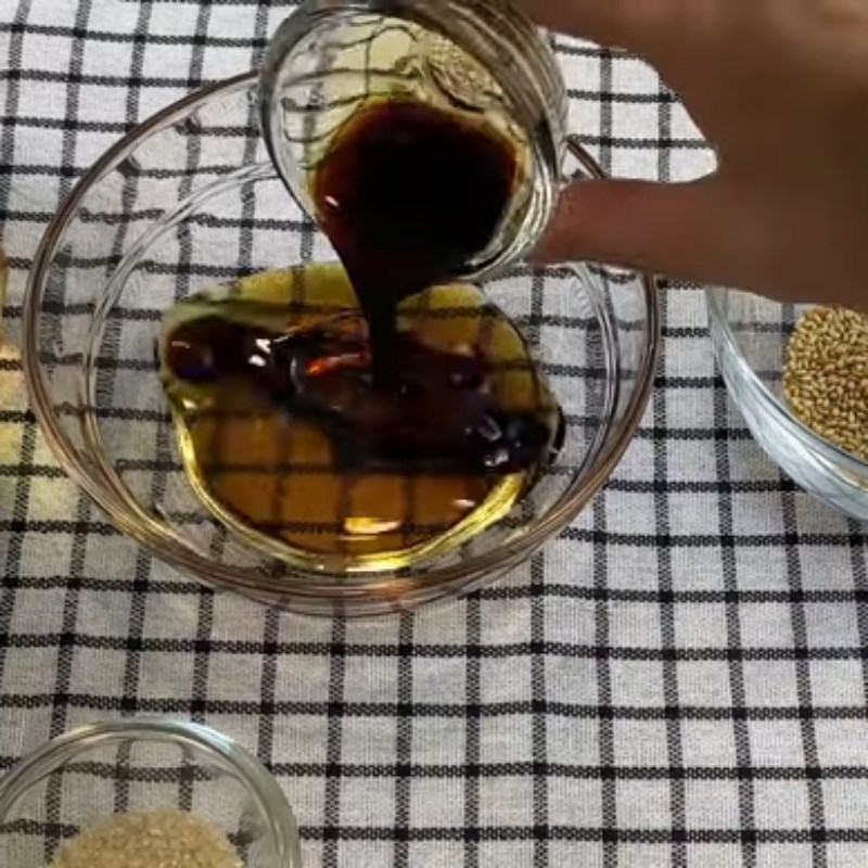 Step 2 Make sesame oil sauce for Seaweed mixed with sesame oil