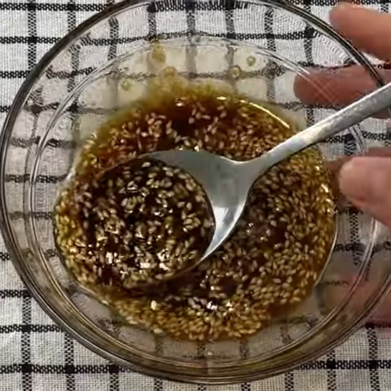 Step 2 Making sesame oil dressing with seaweed mixed with sesame oil
