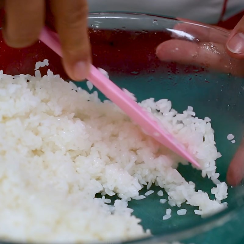 Step 2 Make vinegar sauce and mix Maki sushi