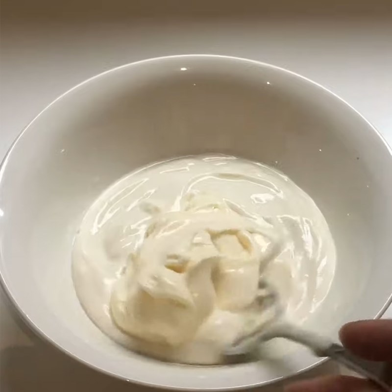Step 4 Making the spread sauce for mayonnaise sauce roll bread