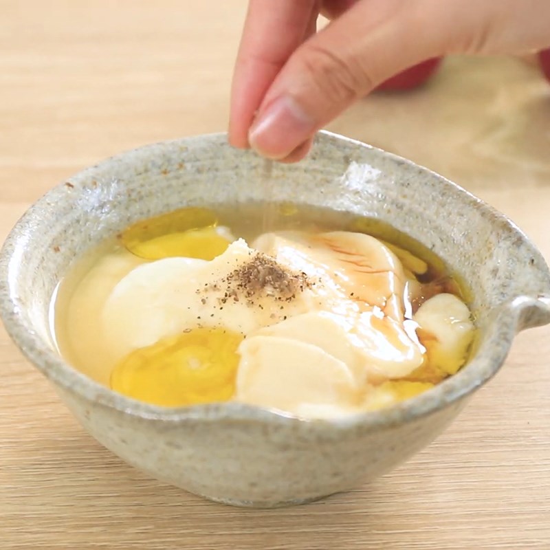 Step 4 Make yogurt sauce for salmon salad