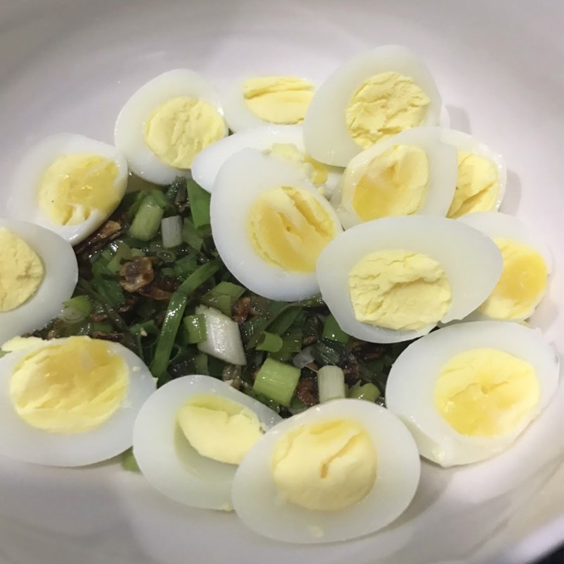 Step 3 Make soft-boiled quail egg sauce with scallion oil Soft-boiled quail egg sauce with scallion oil to dip rice paper