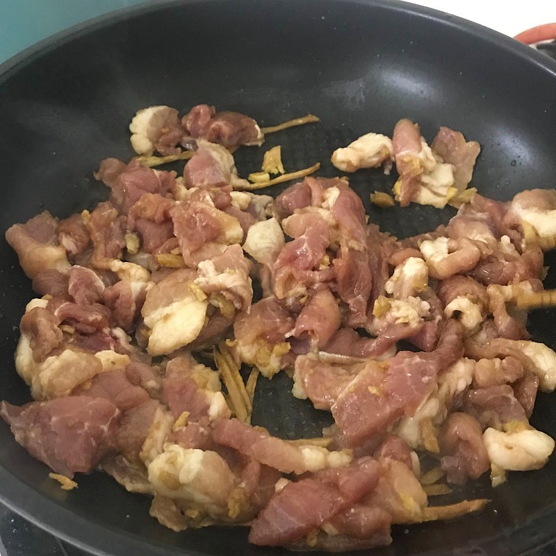 Step 3 Stir-fried pork with ginger Stir-fried pork with ginger