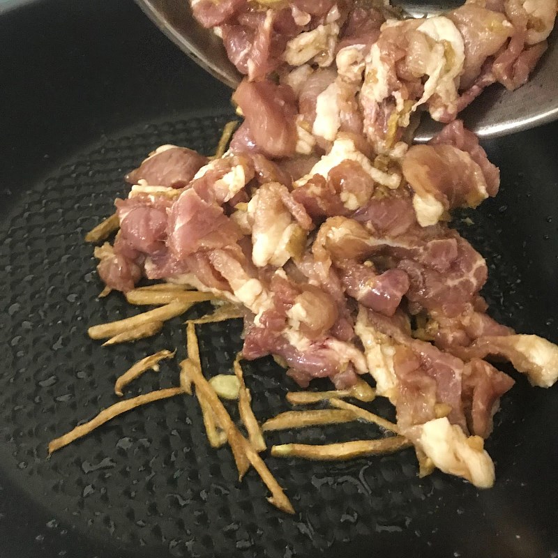 Step 3 Stir-fried pork with ginger Stir-fried pork with ginger