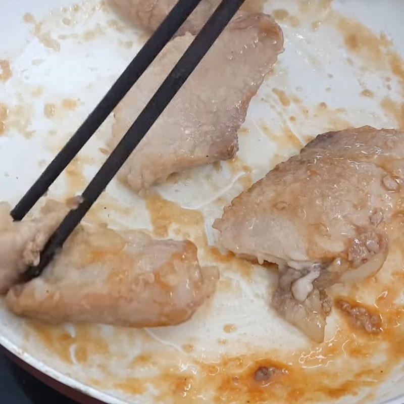 Step 3 Shred the meat for salty sticky rice with peanuts