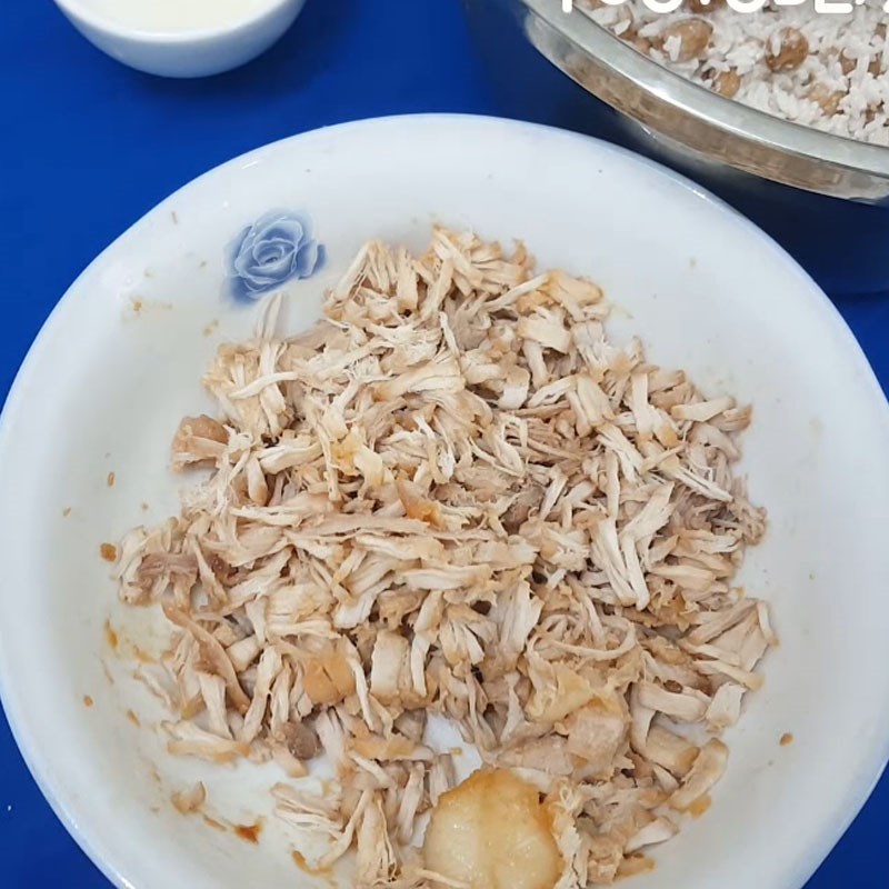 Step 3 Shred the meat for salty sticky rice with peanuts