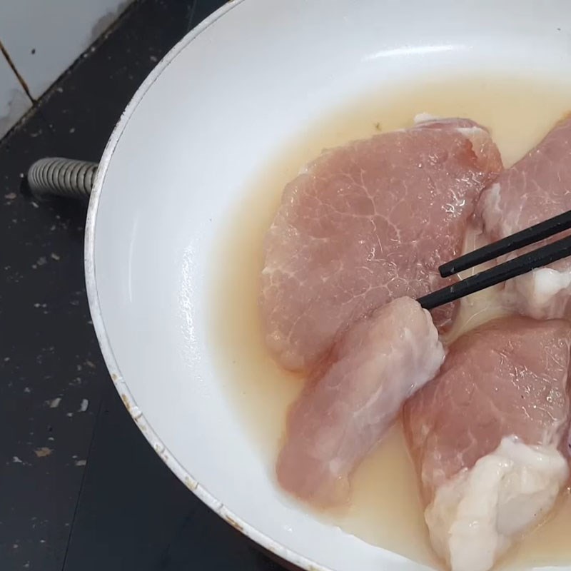 Step 3 Shred the meat for salty sticky rice with peanuts