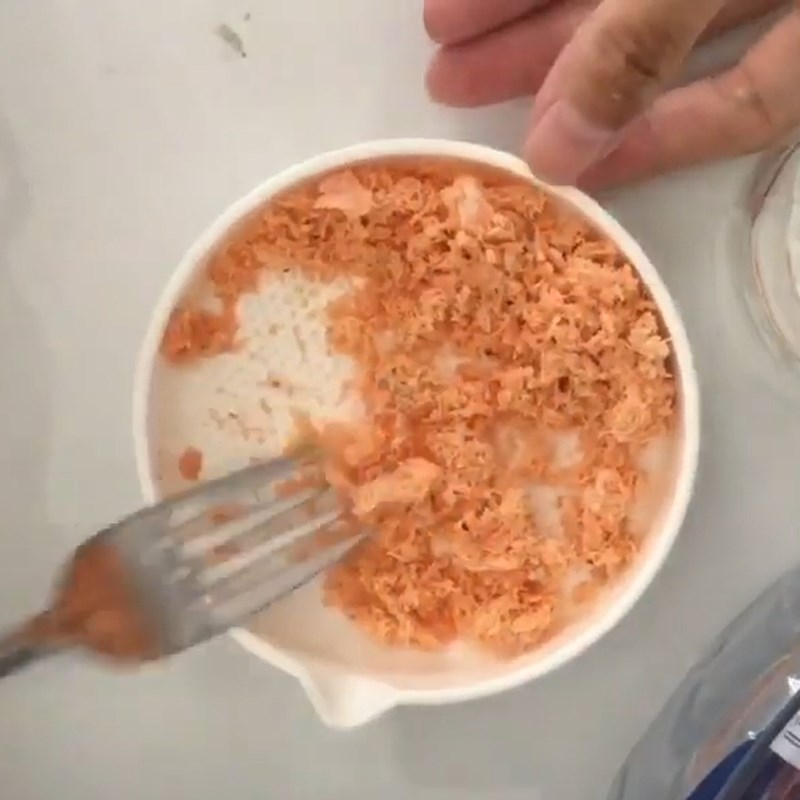 Step 3 Shred the salmon fish into small pieces