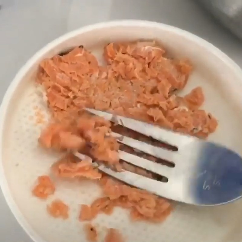 Step 3 Shred the salmon fish into small pieces