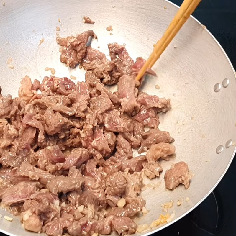 Step 4 Make beef stir-fried with water spinach and coconut milk Beef stir-fried with water spinach and coconut milk