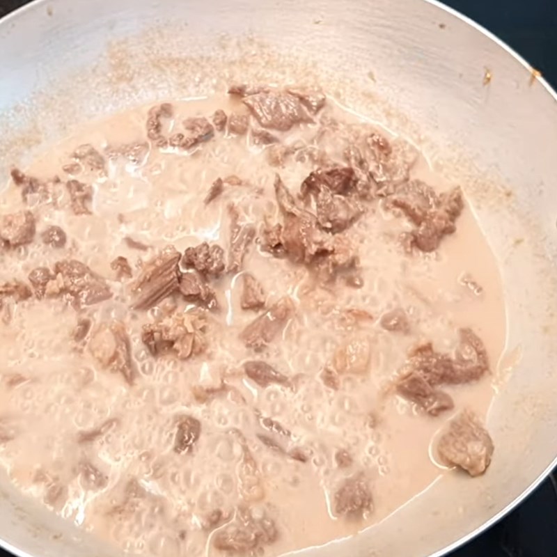 Step 4 Make beef stir-fried with water spinach and coconut milk Beef stir-fried with water spinach and coconut milk