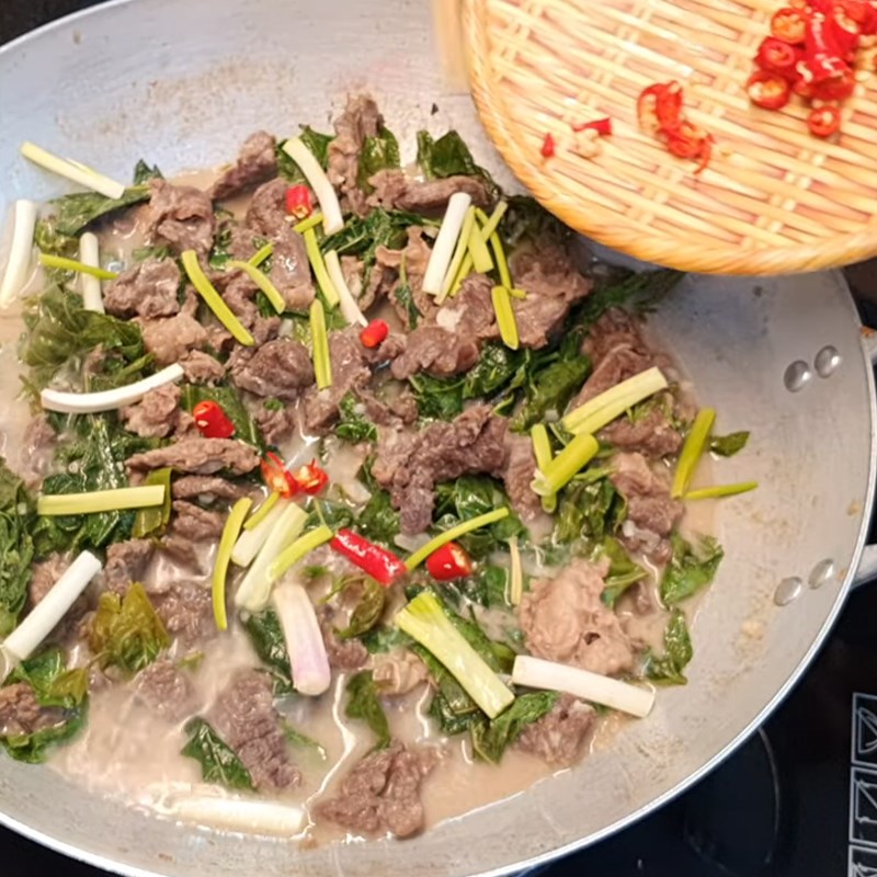 Step 4 Make beef stir-fried with water spinach and coconut milk Beef stir-fried with water spinach and coconut milk