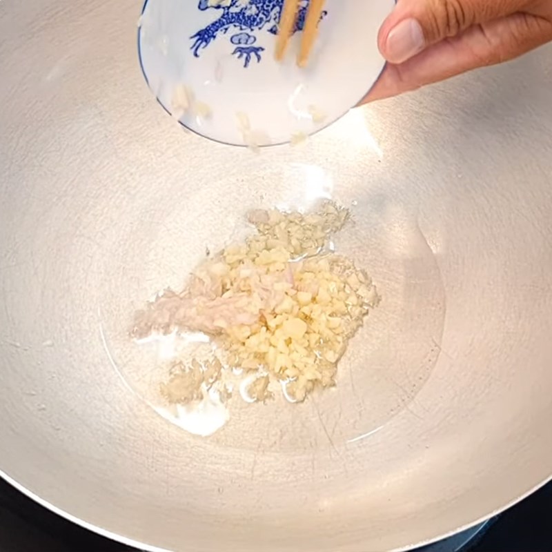 Step 4 Make beef stir-fried with water spinach and coconut milk Beef stir-fried with water spinach and coconut milk