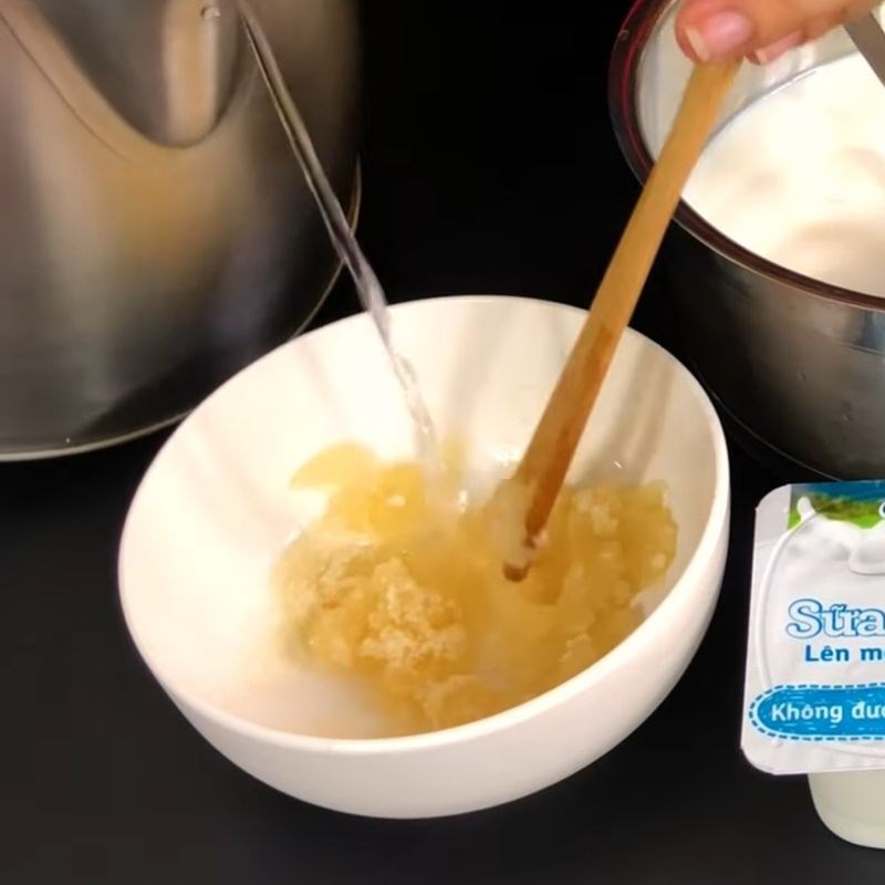 Step 1 Soak and steam the gelatin powder for Jelly Yogurt with gelatin powder