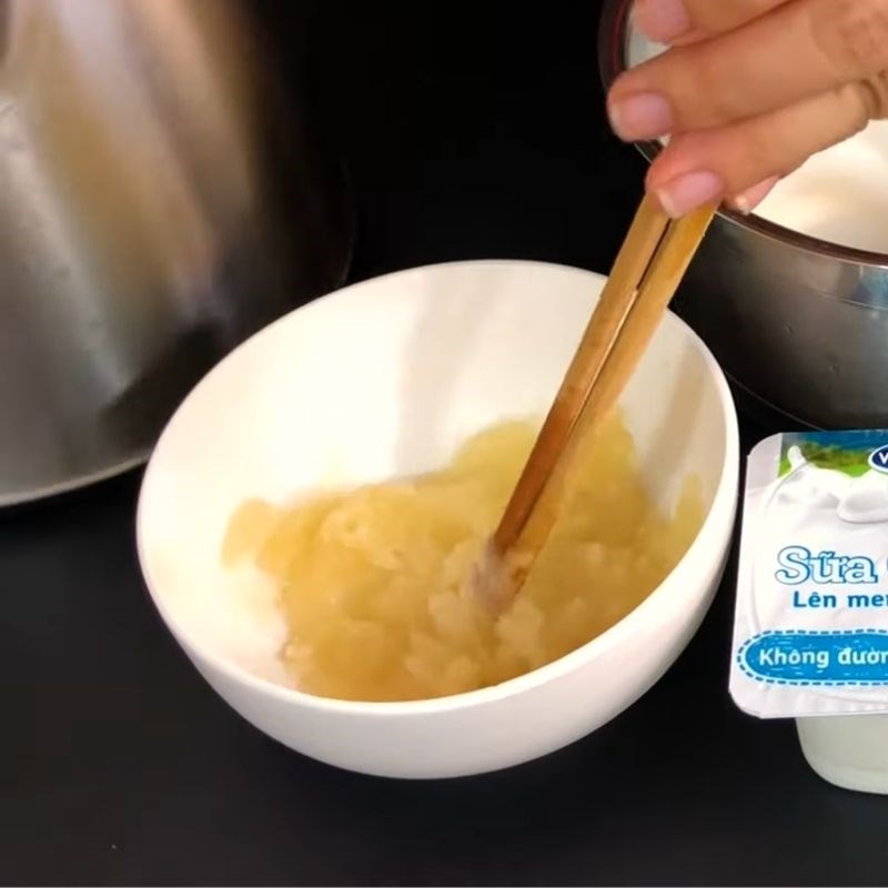 Step 1 Soak and steam the gelatin powder for Jelly Yogurt with gelatin powder