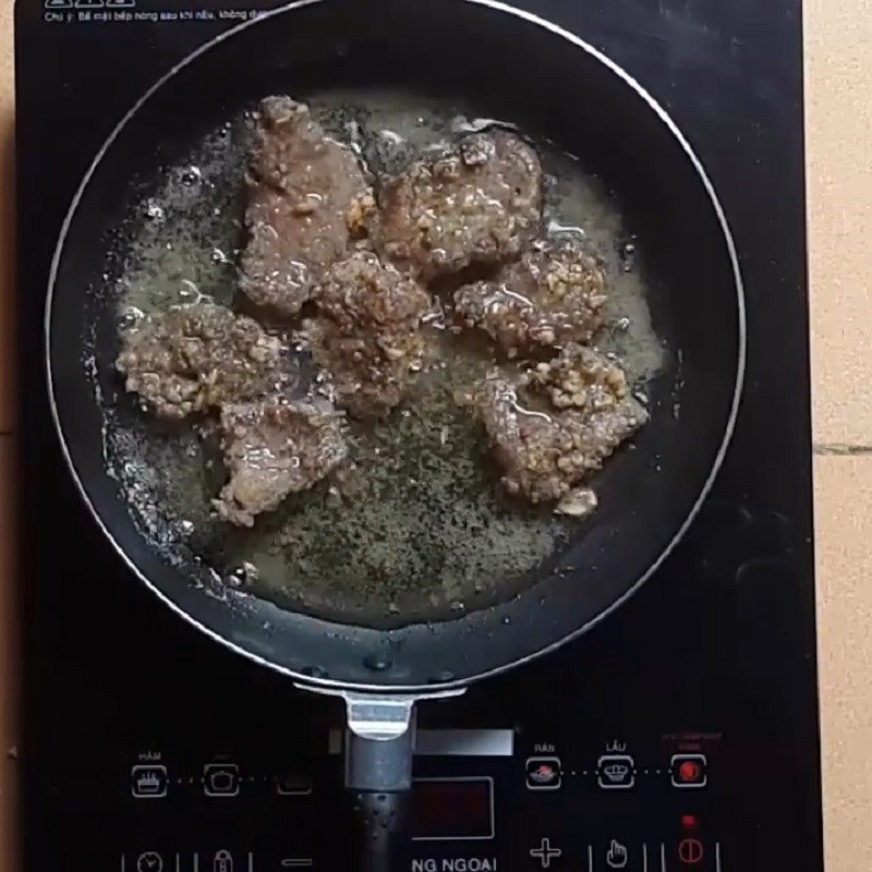 Step 3 Dredge in flour and fry the beef Crispy fried beef
