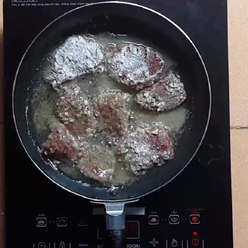 Step 3 Dredge in flour and fry the beef Crispy fried beef