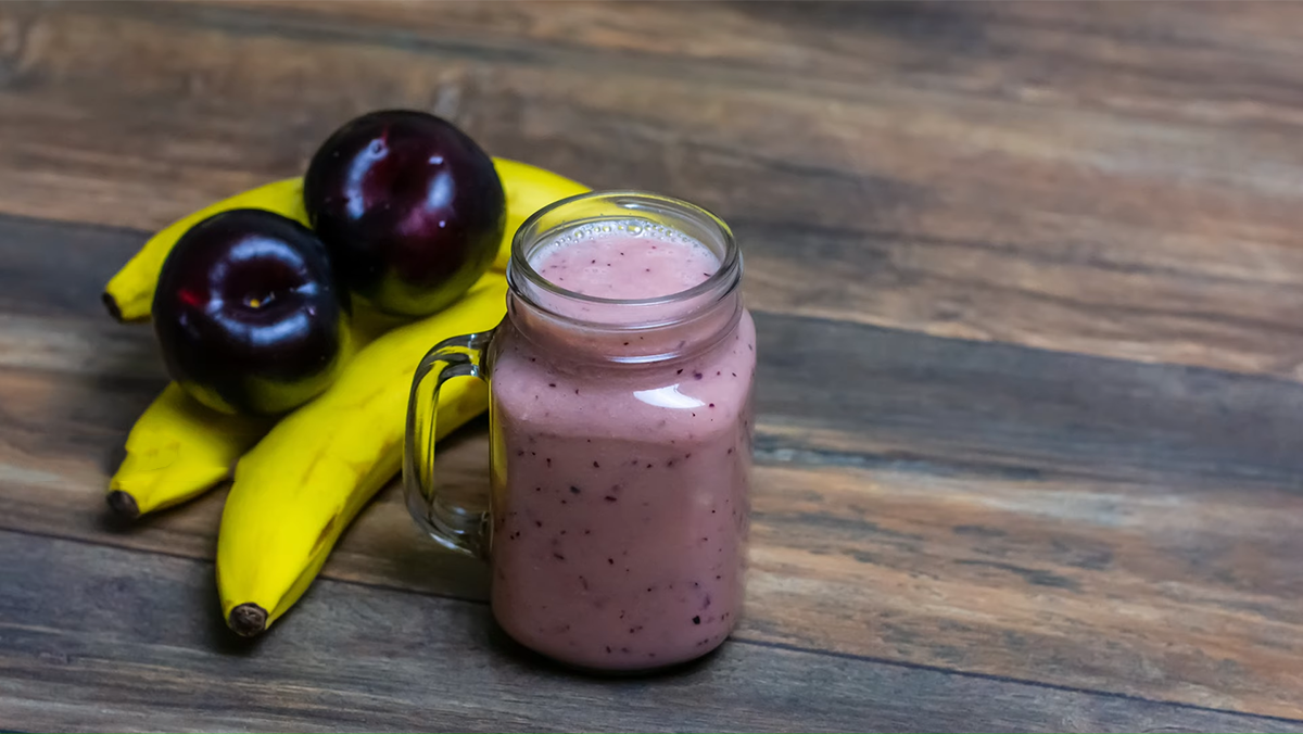 2 ways to make plum smoothies, a nourishing beverage 12 Northern plum and banana smoothie