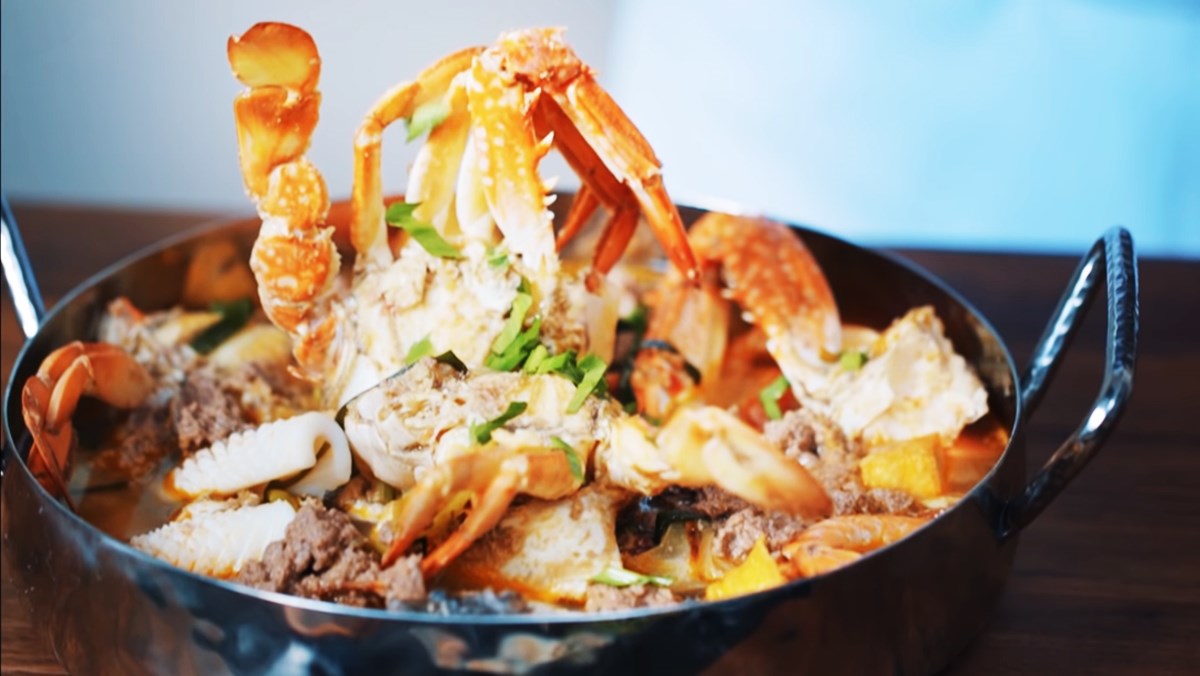 Crab hot pot with seafood