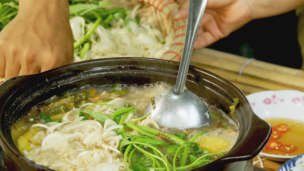 2 ways to cook frog hotpot with sour leaves and fragrant fermented rice for cold rainy days 14 Frog hotpot with fermented rice