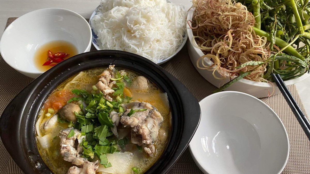 2 ways to cook frog hotpot with sour leaves and fragrant fermented rice for cold rainy days 2 Frog hot pot with guava leaves