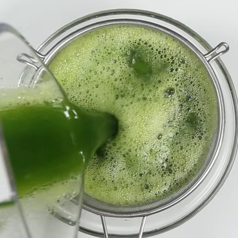 Step 2 Extracting pandan leaf juice Soy milk with pandan leaves