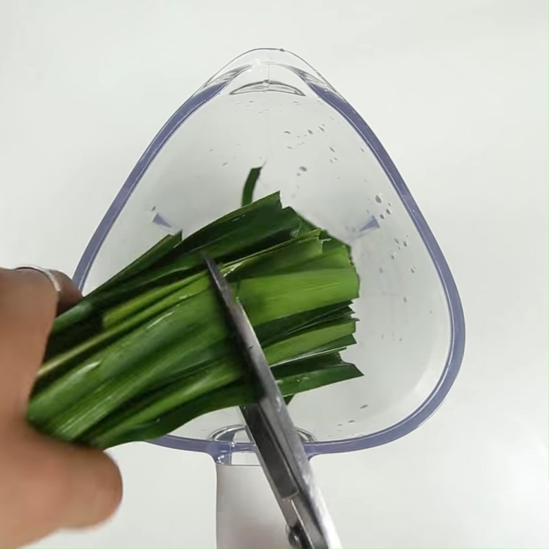 Step 2 Extracting pandan leaf juice Soy milk with pandan leaves