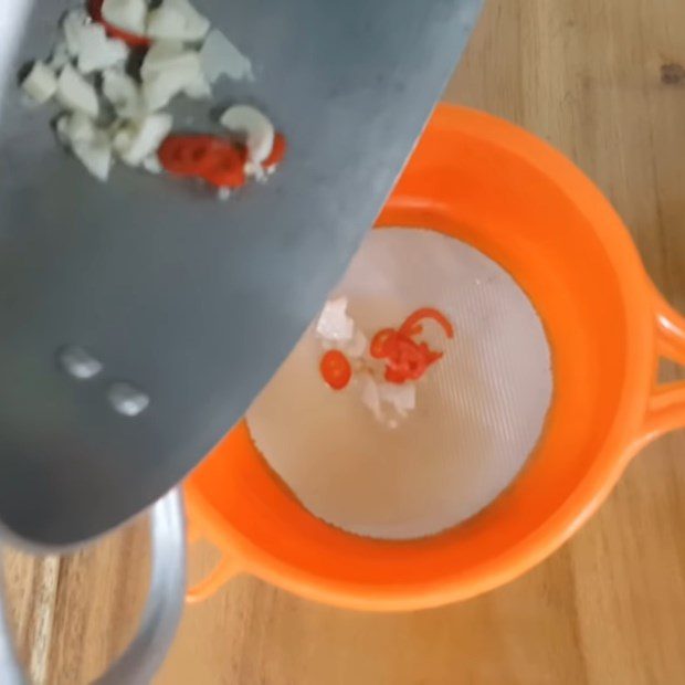 Step 3 Making chili garlic water Sweet and sour pickled radish