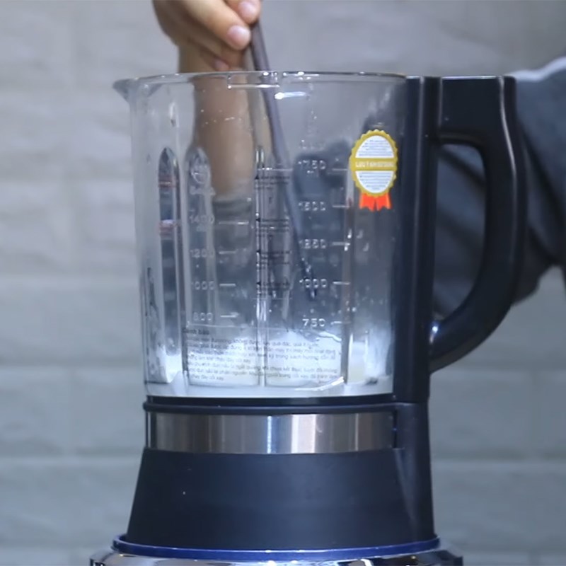 Step 2 Filter coconut milk Green bean milk with pandan and coconut milk